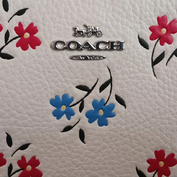 🌟NWT🌟 Pebble Leather Floral Coach Wristlet - Picture 3 of 3